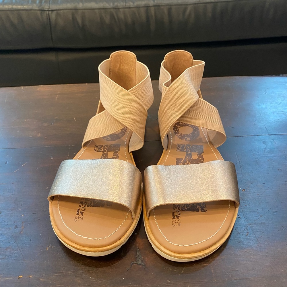 New Sorel womens Sandals Ella style gold flats slides size 9.5